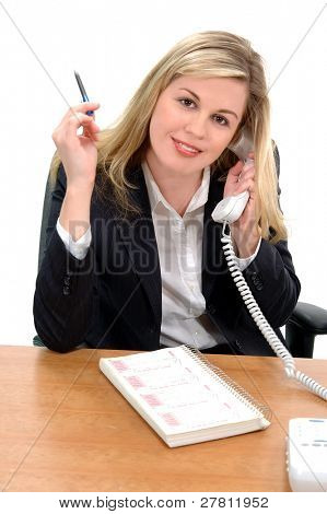 Zakenvrouw in een pak praten aan de telefoon