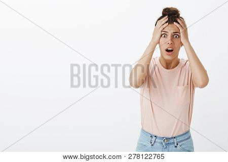 Woman Got Robbed Being Freak Out And Panicking Realising She Lost Everything Holding Hands On Head I