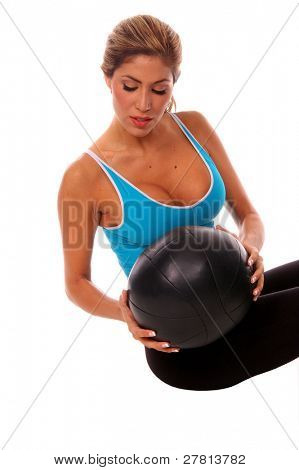 Sexy latino instruktor fitness z piłką
