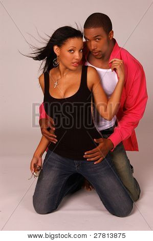 African american Couple Standing in eine intime und sexy Umarmung