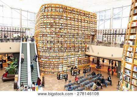 Seoul, South Korea, Nov 9, 2018 :unidentified People Walk, Read Sightseeing At Starfield Library Loc