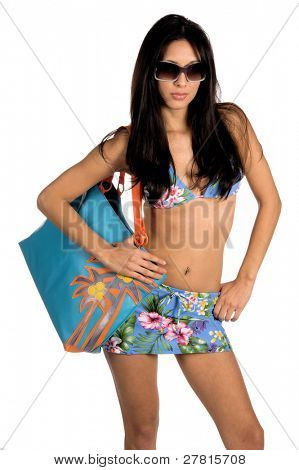 Schöne Latin Frau in einem blauen floral print Bikini mit Sonnenbrille. Isolated over White. Schwimmen Verschleiß 