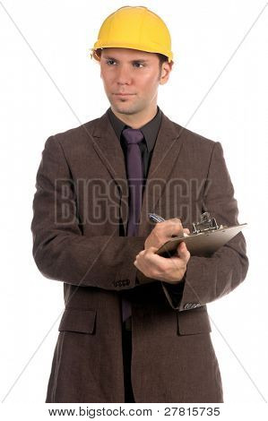 Superintendent ไซต์ก่อสร้างในธุรกิจชุดและจดบันทึกบนคลิปบอร์ดเป็นหมวกแข็ง