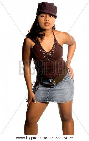 Sexig innerstaden afroamerikanska kvinna i en denim kjol och Stickad mössa