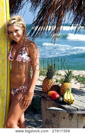 Surfer bionda sexy in bikini rosa e marrone di Swimbay