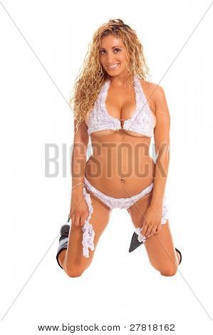 En smuk Latina kvinde i en lilla faux fur thong skåret bikini og knæ høje støvler