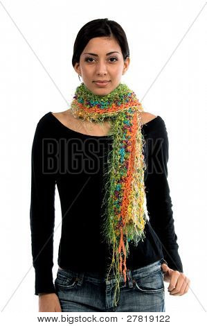 Profil gauche d'une belle jeune femme mexicaine en jeans et une chemise noire et un courtisan Angora woo