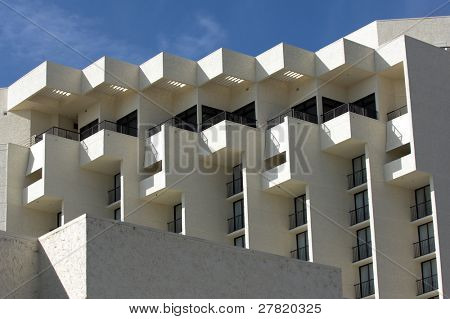 architektonische Detail von den oberen vier Etagen eines Resort-Hotels gegen einen blauen Himmel. Detail zeigt c