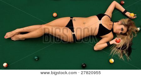 Modelo sexy bikini Asian joven colocación encima de una mesa de billar