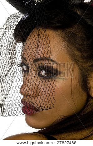 Ritratto di una giovane donna asiatica in una maglia velata facinator top hat