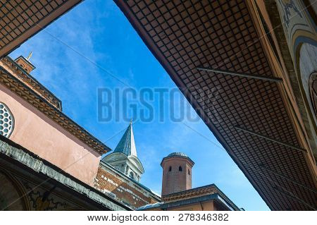 Istambul , Turkey - Mai 1, 2013:  Topkapi Palace,   The Main Entrance Coutyard Of The Harem