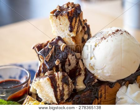 Close Up Of Sweet Dessert Honey Toast With Chocolate Sauce And Ice Cream In The Restaurant (selectiv