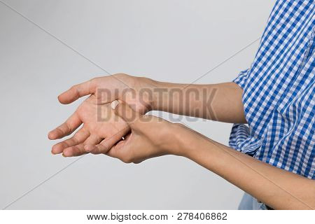 Cropped Shot Of Woman Suffering From Pain If Arms, Weakness And Tingling In Hand/osteoarthritis, Rhe