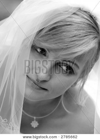 Lächelnd Braut im weißen Hochzeitskleid