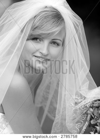 Lächelnd Braut im weißen Hochzeitskleid