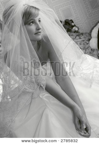 Lächelnd Braut im weißen Hochzeitskleid