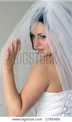 Lächelnd Braut im weißen Hochzeitskleid