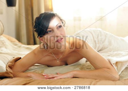Lächelnd Braut im weißen Hochzeitskleid
