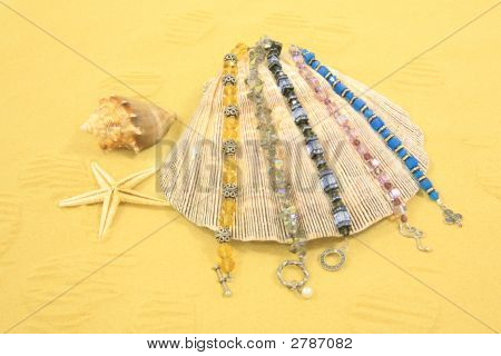 Mušle šperky v písku