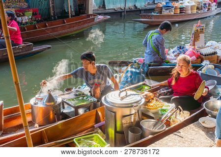 Ratchaburi, Thailand - November 4, 2018: Merchants Cooking Food For Selling To Tourists On Canal At 