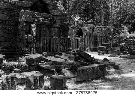 Mono Fallen Stone Blocks Litter Temple Grounds
