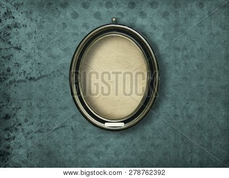 Wooden Vintage Silver Victorian Tondo Frame For Museum Exhibition
