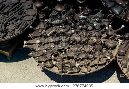 Set Of Aladdin Lamp Of Wishes In Metal With Patterns