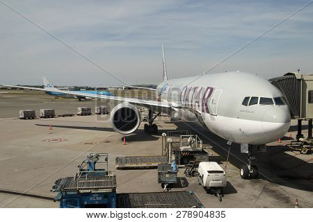 Amsterdam, Schiphol, The Netherlands - Augustus 6, 2018: 
Boeing 777 From Qatar Airways Is Ready At 