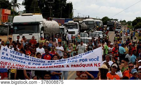 Itamaraju, Bahia / Brazil - March 30, 2008: Residents Interdict The Br 101 Highway To Request The Co