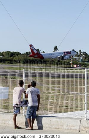 Salvador, Bahia / Brazil - April 14, 2013: Airbus A320-232 From Airline Tam Is Seen During Landing P