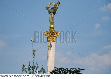 52 M, Column, Crowned, With A Statue, The Girl Of Orant, Ukrainian National Costume, Monument, Indep