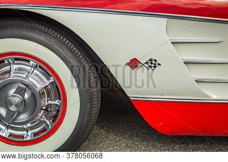 Jesup, Ga - March 17, 2018: Close Up View Of A 1960 Chevrolet Corvette At The Jesup 2018 St. Patrick