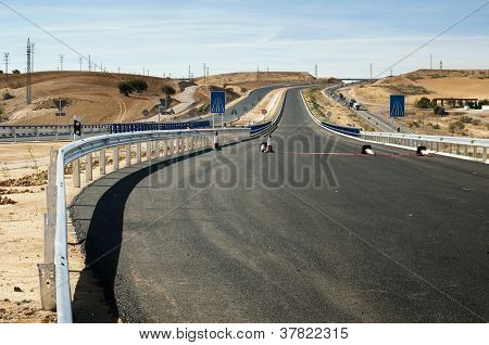Nouvelle route asphalte.