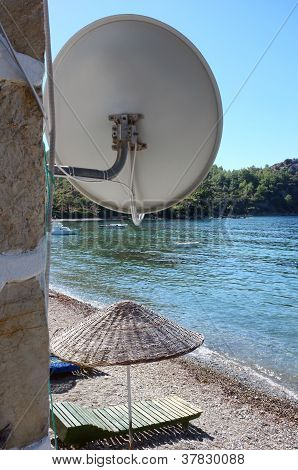 Satelitní parabola na pláži