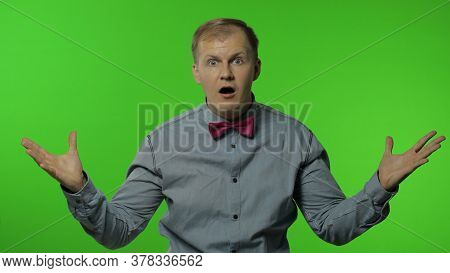 Handsome Thinking Young Man In Focus Looks At Camera Goes Mind Blown Showing Explosion Of Ideas. Por