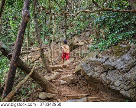 Vangvieng/lao-10 Dec 2017:small Local Guide Walking And Navigate To The Top Of Pha Ngeun In Vangvien