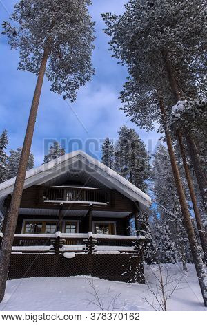 Finland, Salla   25,02,2018  A Wooden House In The Snow-covered Forest  In The Lapland Region Of Fin