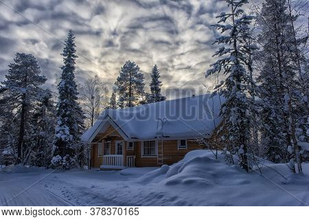 Finland, Salla   25,02,2018  A Wooden House In The Snow-covered Forest  In The Lapland Region Of Fin