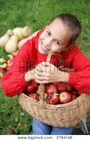Preteen flicka på gräs