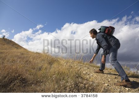 Genç adam, bir kaya tırmanışı