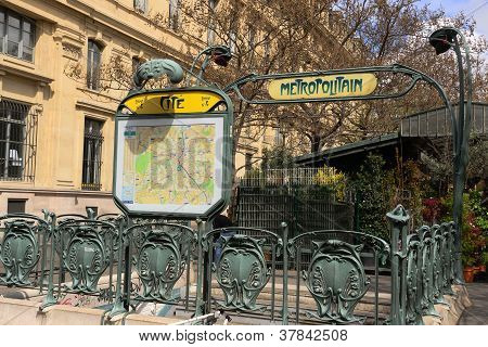 Metro ingang---Ile de la Cite