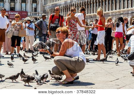 16. Luglio 2012 - persone con piccioni In San Marco Plaza 3 a Venezia, Italia