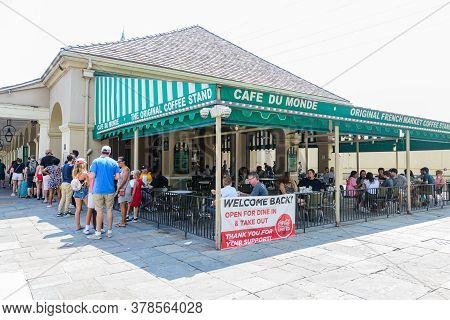 New Orleans, Louisiana/usa - 6/20/2020: Full Side View Of Cafe Du Monde In The French Quarter After 