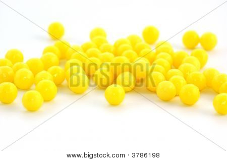 viele yellow Pills on white