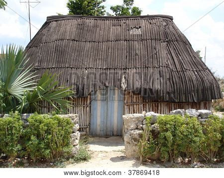 Typical rural home of the mayan descendants in the yucatan peninsula, this little towns are called 
