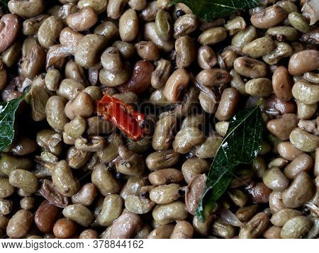 Steamed Pulses Curry With Hot Chili Pepper, Black Pepper  And Curry Leaves In Kerala Style As Side D