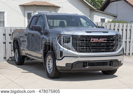 Lafayette - June 21, 2023: Gmc Sierra 1500 Pickup Display At A Dealership. Gmc Offers The Sierra In 