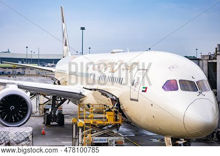 Abu Dhabi, Uae - 12.22.22: Etihad Aircraft On Runway At Abu Dhabi International Airport.