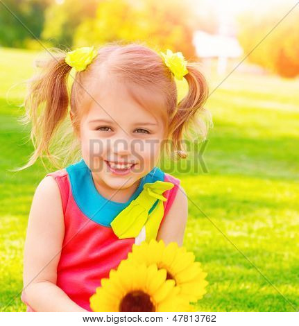 可爱可爱的孩子同在享受夏天 n 的花园，小女孩开心的向日葵花束