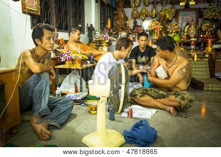 NAKHON CHAI, Tajlandia - MAR 23: Niezidentyfikowane mnich sprawia, że tradycyjne Yantra tatuażu w Wai pełna